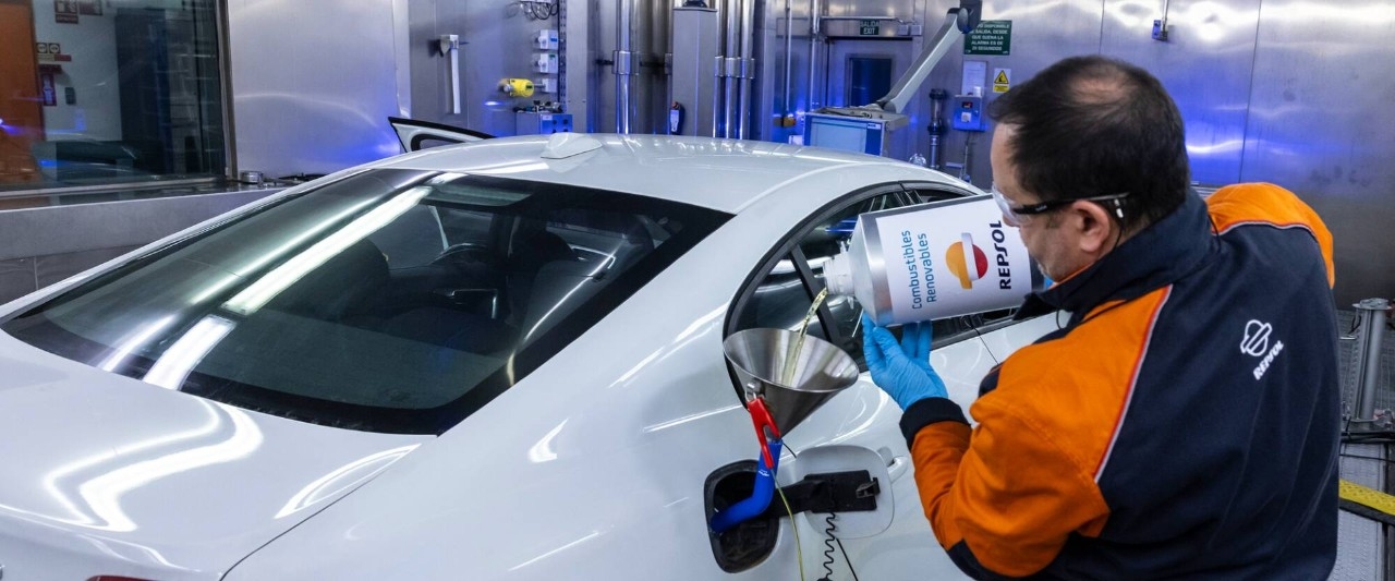 Repostando el coche con combustible renovable para realizar pruebas.