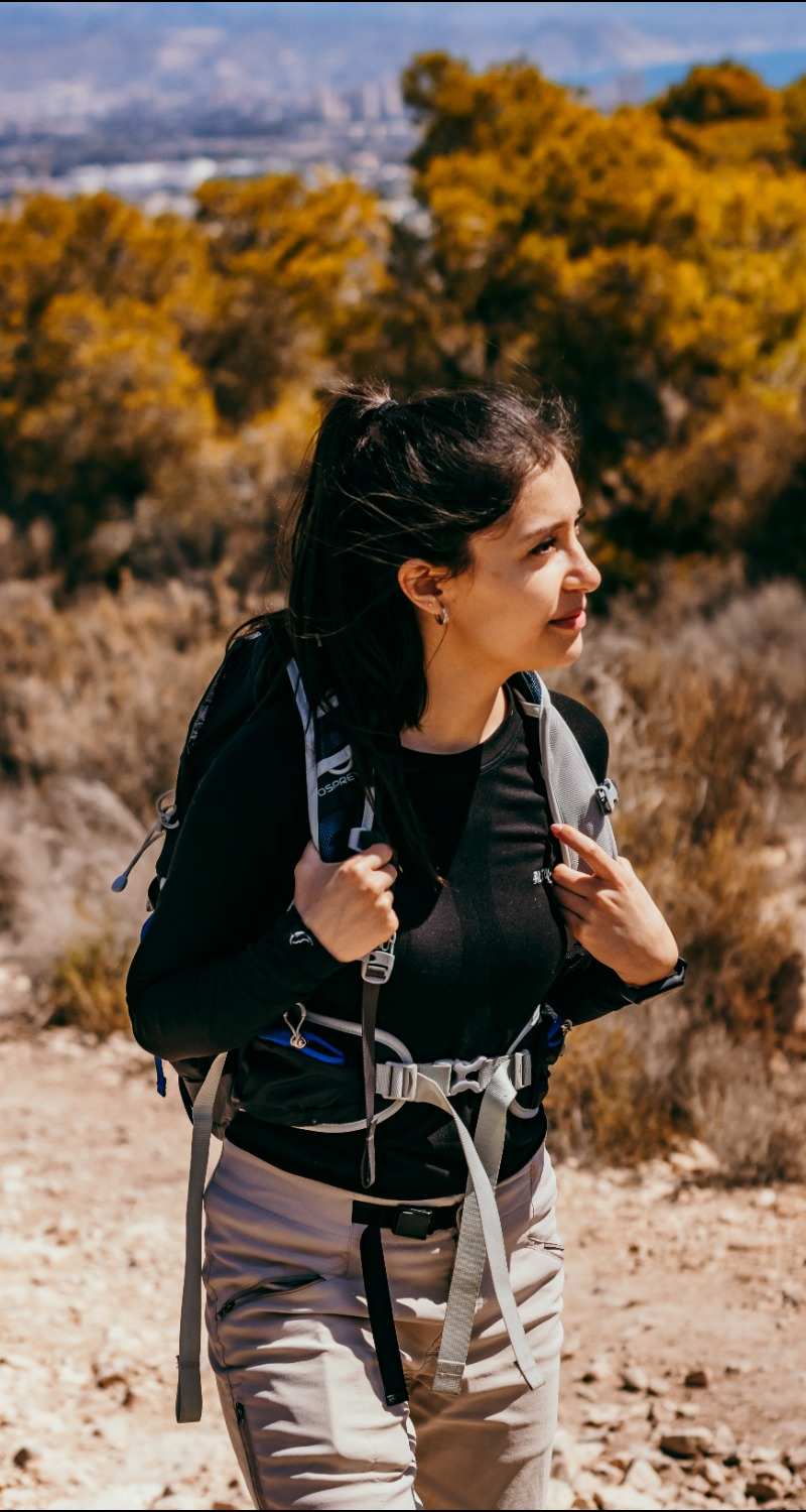 Gabriela Ceballos andando con una mochila en el campo