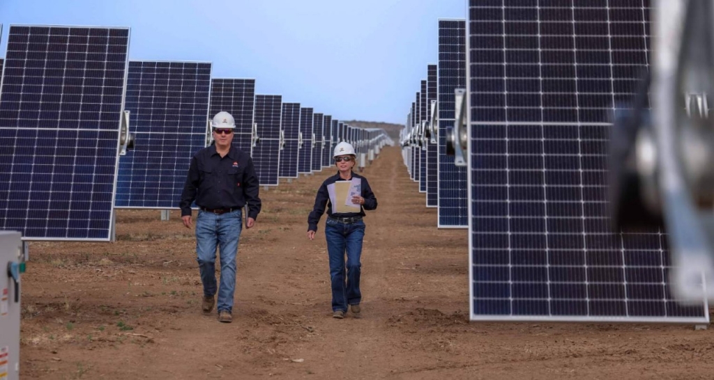 Unos operarios revisando una instalación fotovoltaíca