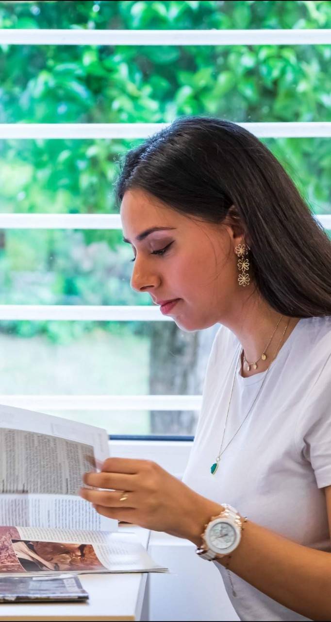 Simran Ramchanda leyendo artículos