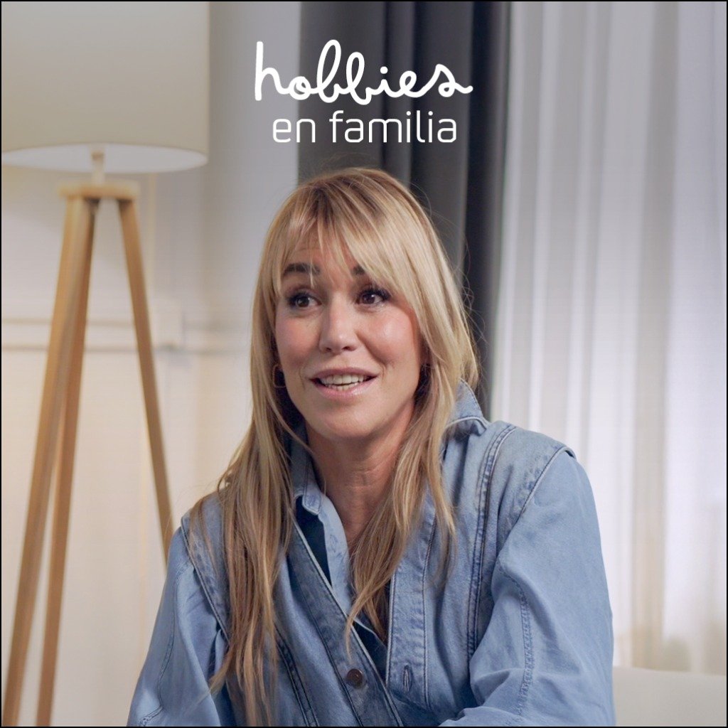 Raquel Meroño conversando en un salón