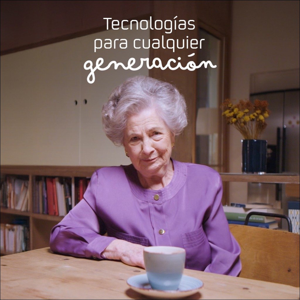 Abuela de Dragones conversando en un salón