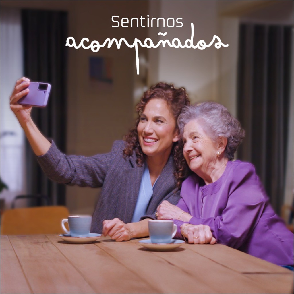 Abuela de Dragones y Toñi Acosta haciéndose un selfie
