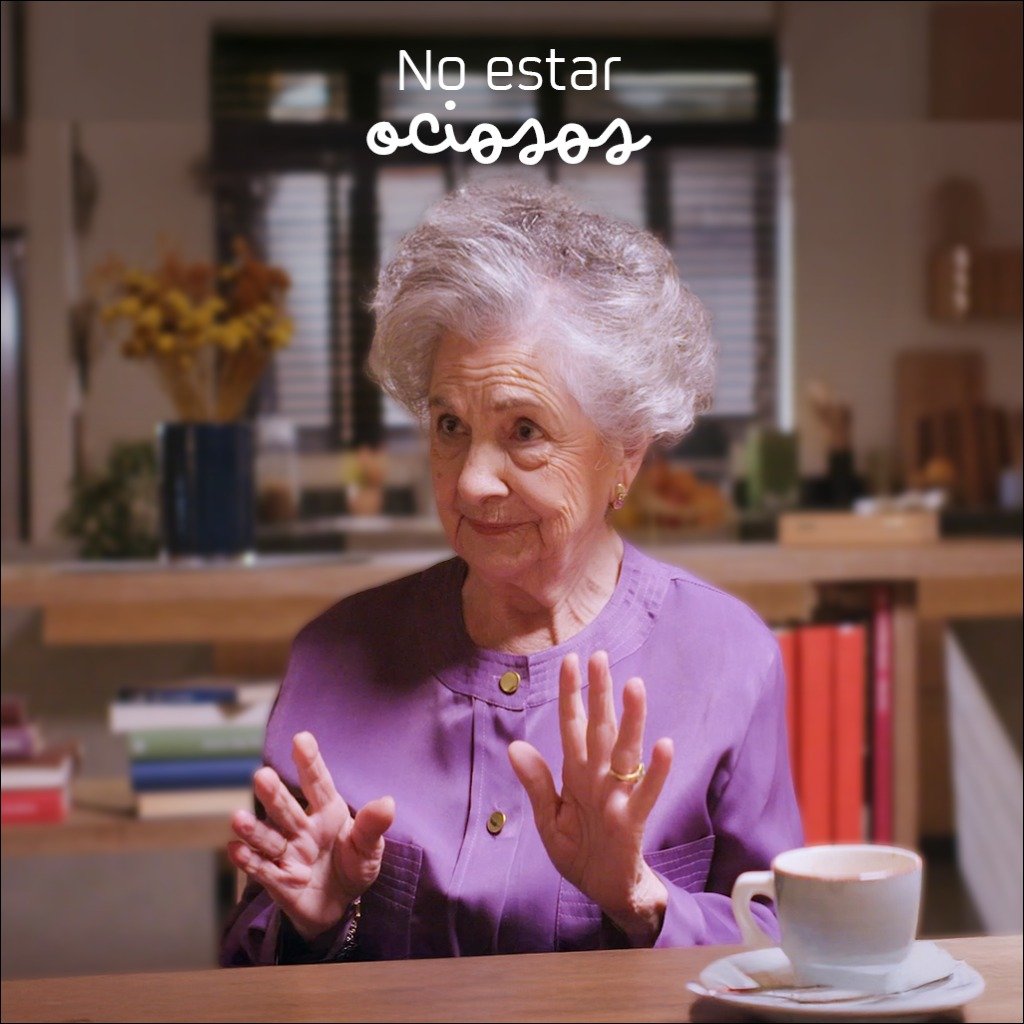 Abuela de Dragones conversando en un salón