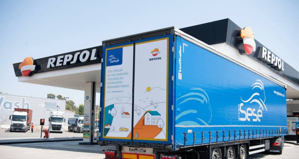 Un camión que utiliza combustible renovable de Repsol