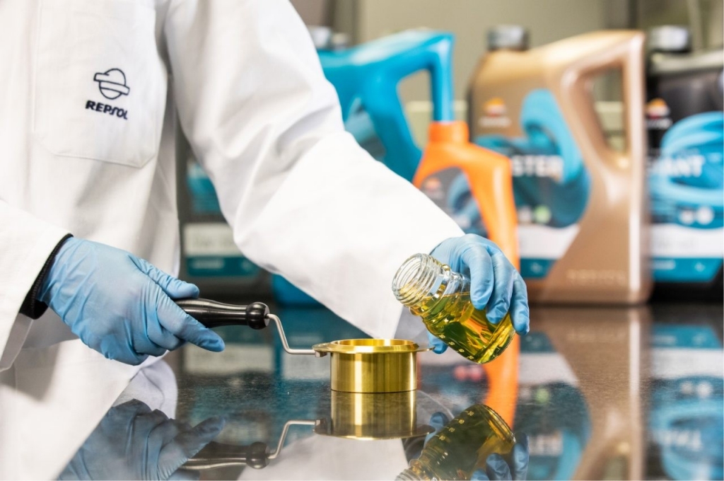 Manipulando muestra lubricante en laboratorio