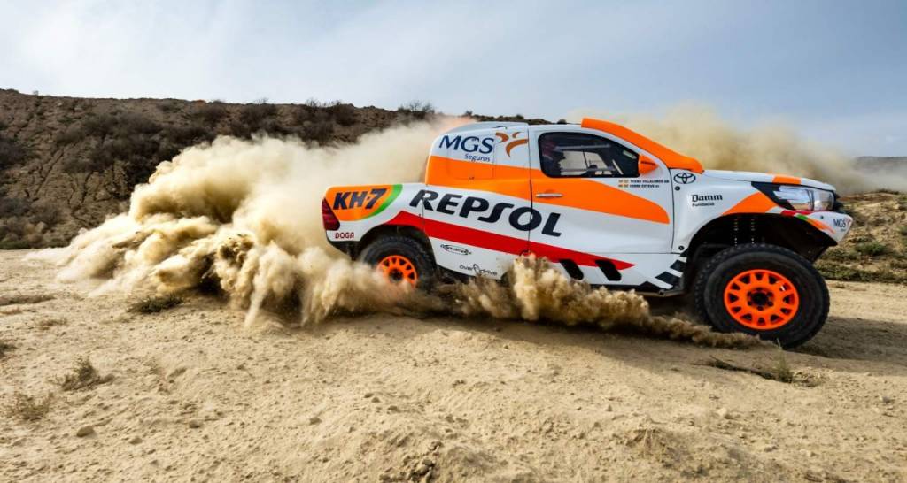 Un vehículo de Rally con lubricantes Repsol en el Dakar
