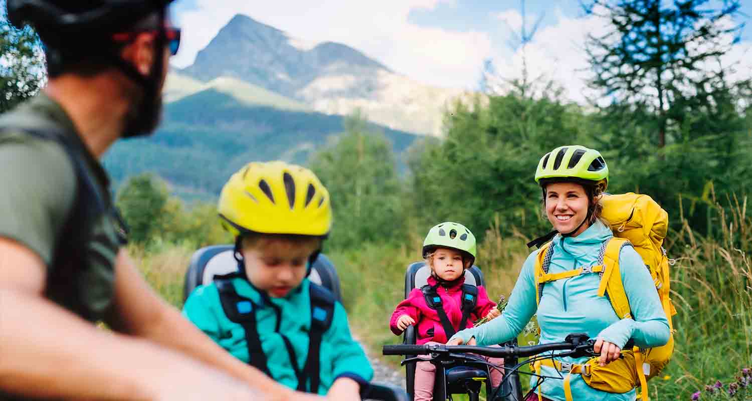 Una familia de excursión en bicicleta