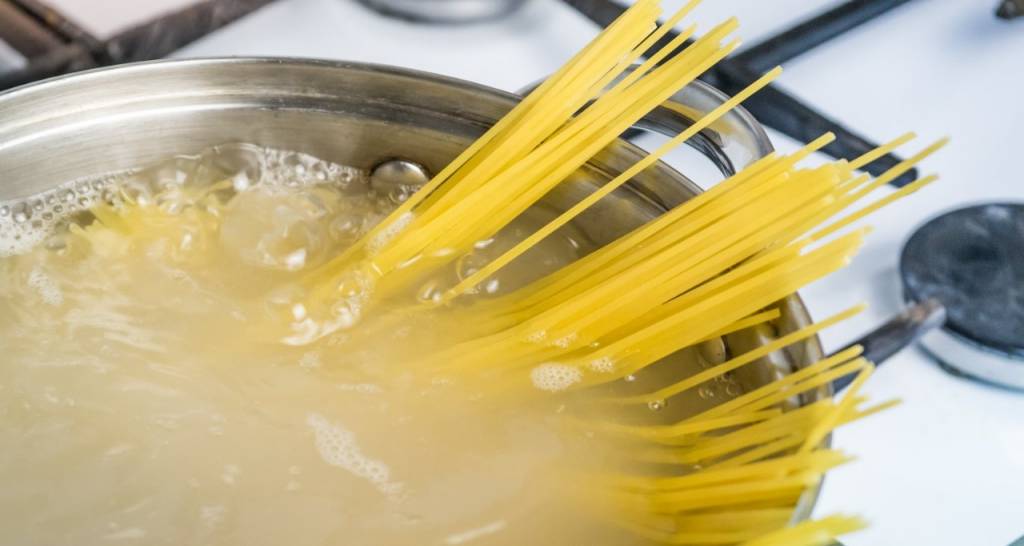 Espaguetis hirviendo en cocina de gas