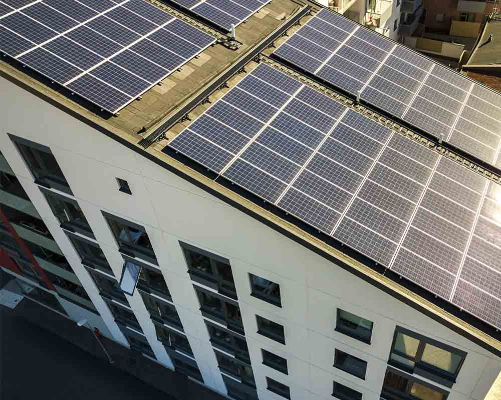 Placas solares en el tejado de un bloque de viviendas