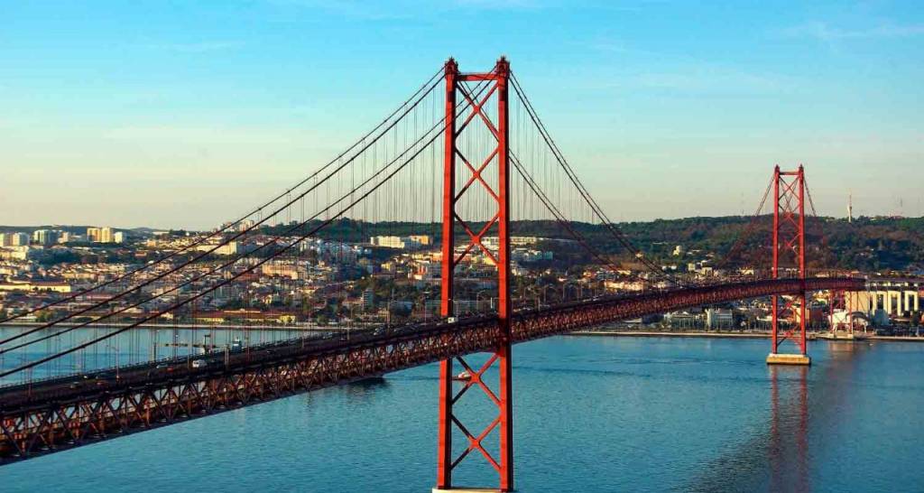 Puente en Lisboa sobre el río Tajo