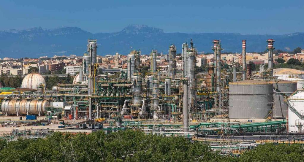Vista del Complejo Industrial de Tarragona y un cielo azul