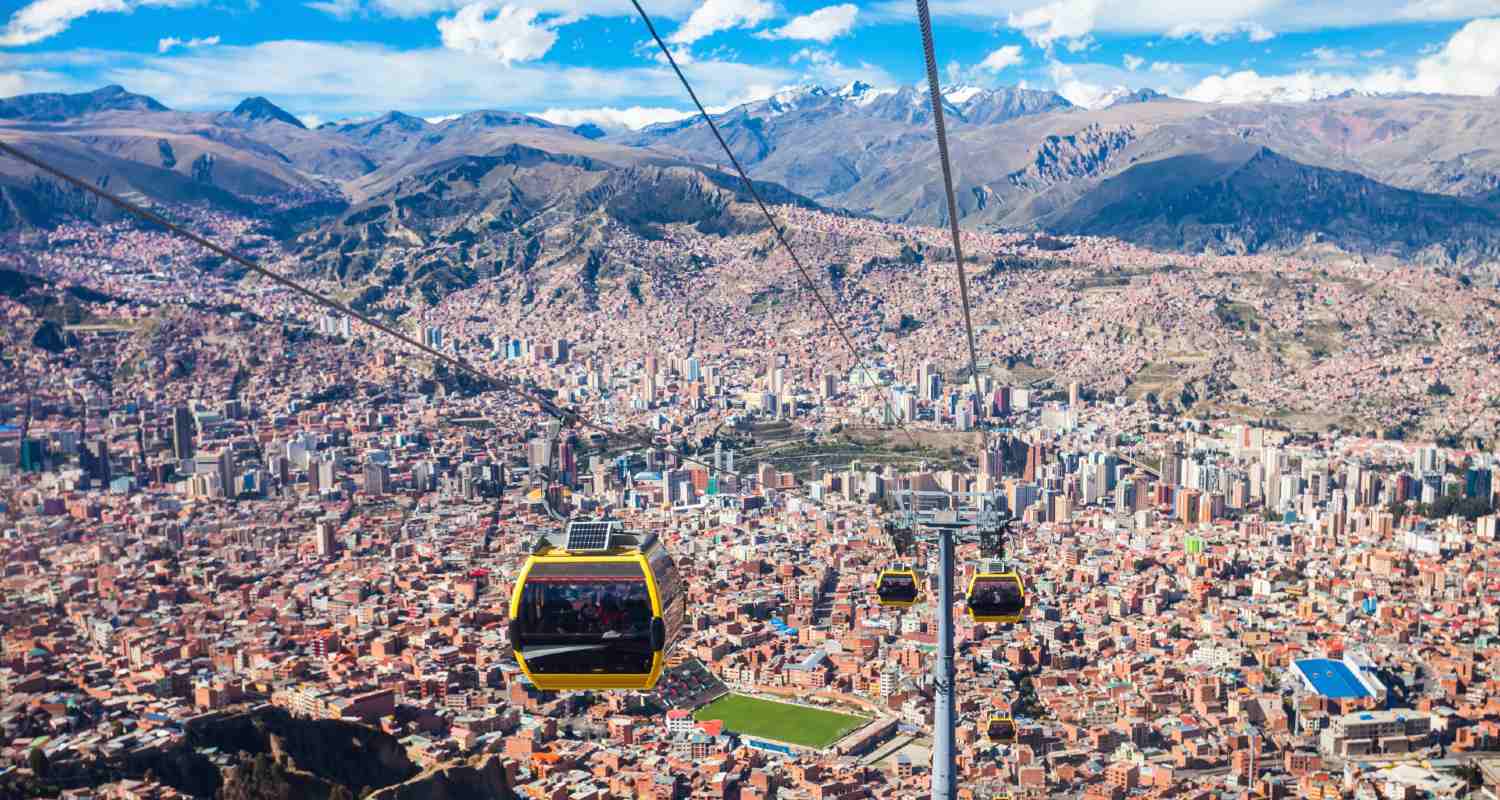 Vista de un teleférico sobre una ciudad de Bolivia