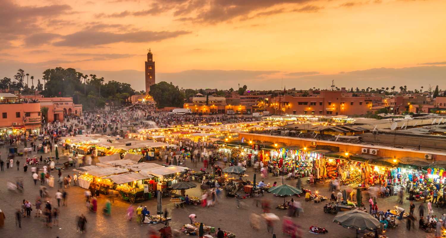 Vista de un mercado al anochecer en Marruecos