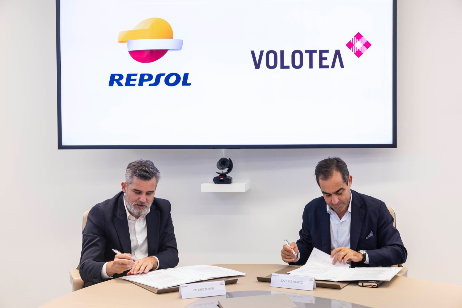 Firma del acuerdo de Repsol y Volotea