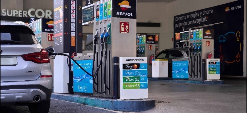 Un coche repostando diésel 100% renovable Nexa
