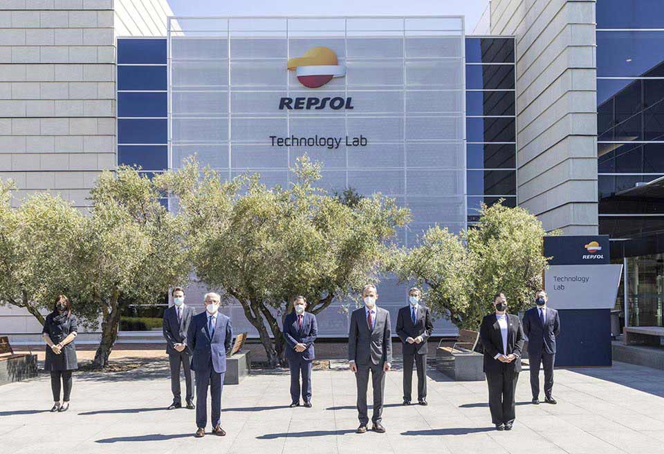 Repsol Chairman Antonio Brufau, Executive Director of Energy Transition, Sustainability, and Technology Luis Cabra, and Executive Director of Communication, Institutional Relations, and the Chairman’s Office Arturo Gonzalo today accompanied the Spanish Minister of Science and Innovation, Pedro Duque, during his visit to the Repsol Technology Lab research center in Mostoles outside Madrid