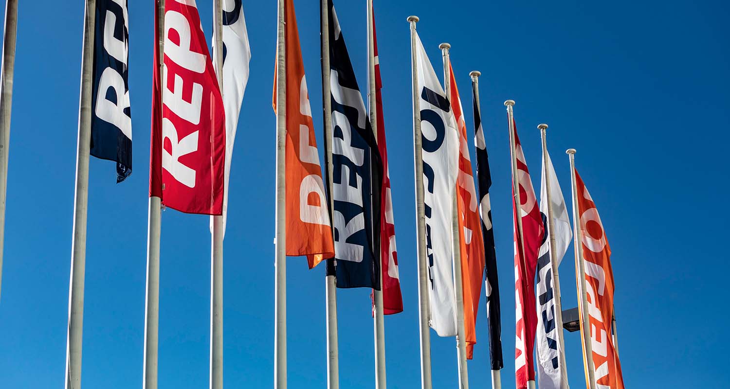 Flags with Repsol's name