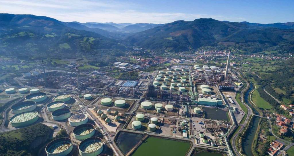 Vista panorámica de la refinería de Petronor en Vizcaya