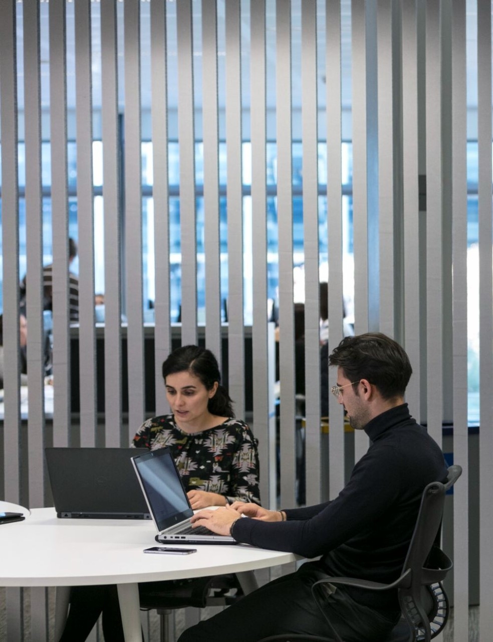 Empleados trabajando con ordenadores en oficina