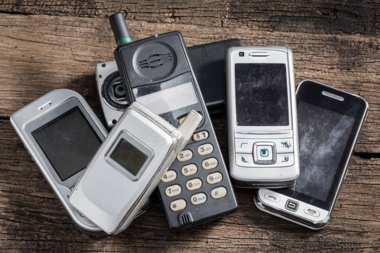 teléfonos móviles ya obsoletos, muestra del declive de un producto
