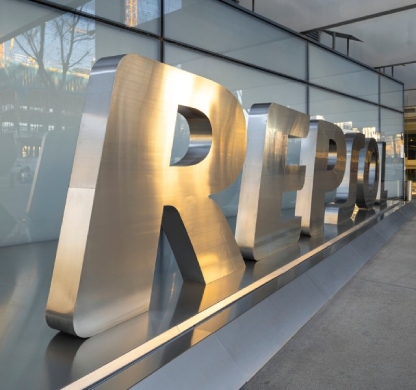 Entrada del Campus Repsol con el logo